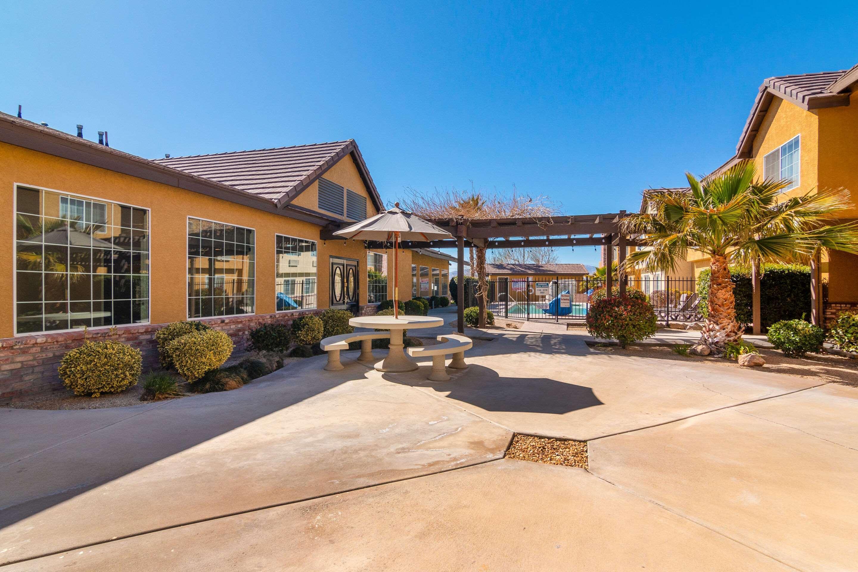 Comfort Inn & Suites Mojave Exterior foto